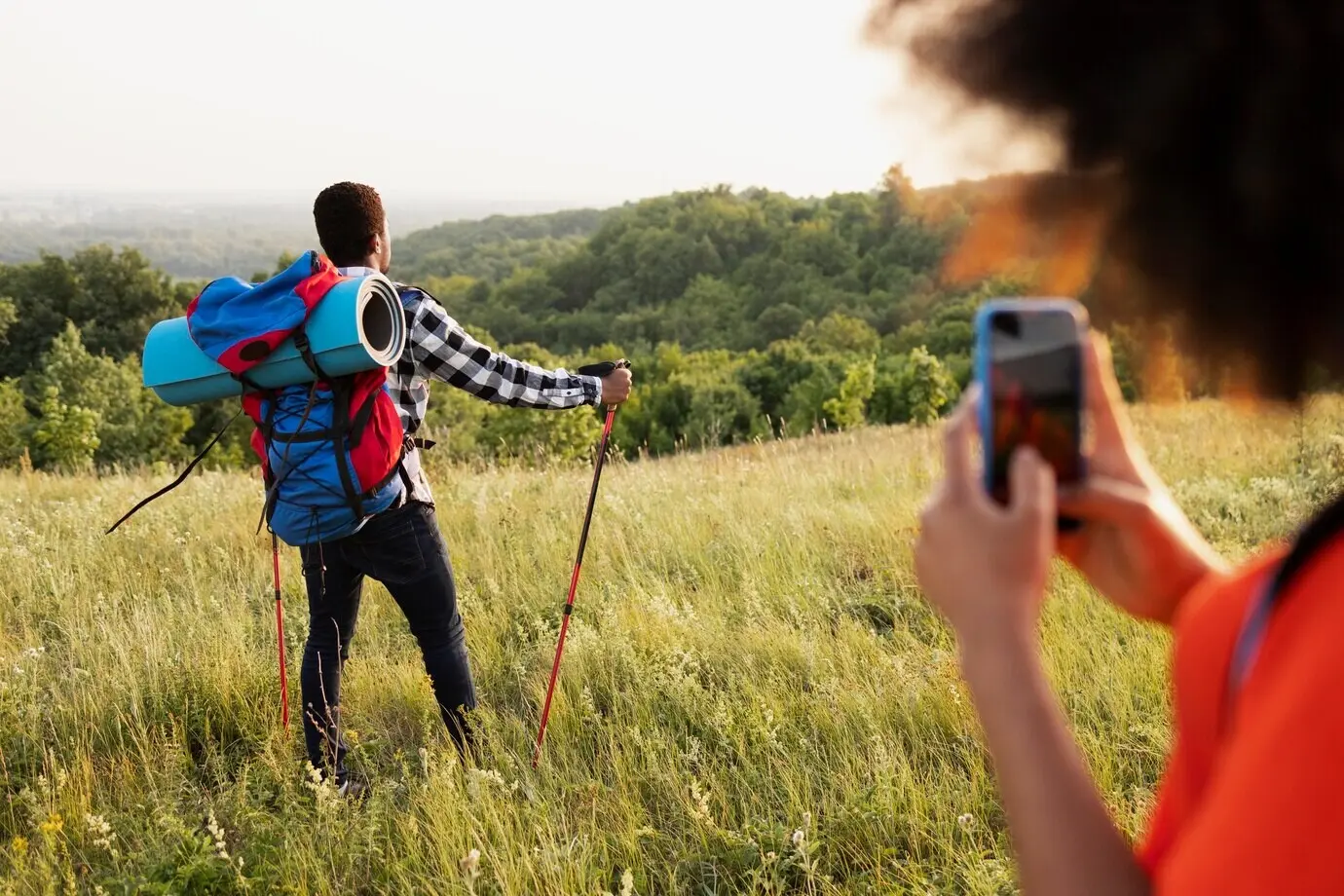 Nahaufnahme einer Frau, die einen Mann fotografiert.